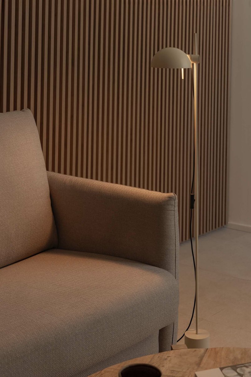 Matilda Beige gulvlampe Fra Faro Barcelona - Med en drejelig sk&aelig;rm og justerbar h&oslash;jde tilbyder den fleksibel belysning til b&aring;de l&aelig;sning og stemning.