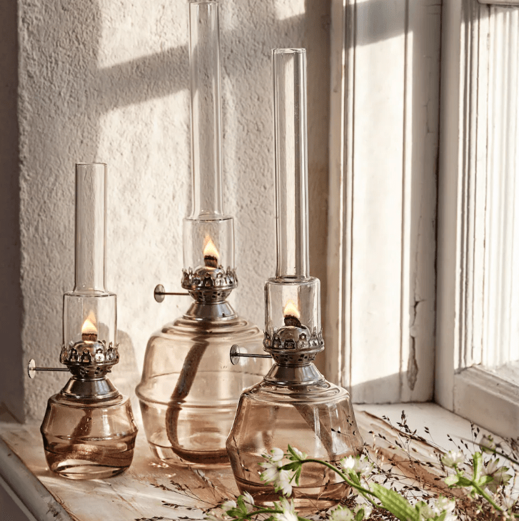 Kerosene Lamp Majken Small Grå Fra Strömshaga - Mindre petroleumslampe i farvet gr&aring;t glas som skaber en smuk farvetone men samtidig giver en gennemsigtig overflade.