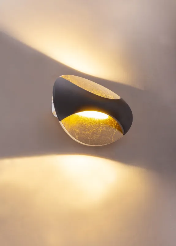 Alexandra 21cm Guld væglampe Fra Globo Lighting - Den medf&ouml;ljande 6W LED-lampan ger en behaglig belysning med 230 lumen och en varm ljusf&auml;rg p&aring; 3000K.