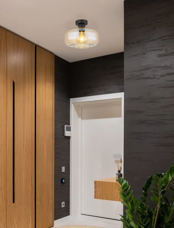 Giuseppe Ø28 Rav plafond Fra Globo Lighting - Lampan &auml;r tillverkad av mattsvart metall och &auml;r smyckad med en vackert formad glaskupa i amberf&auml;rgat glas.