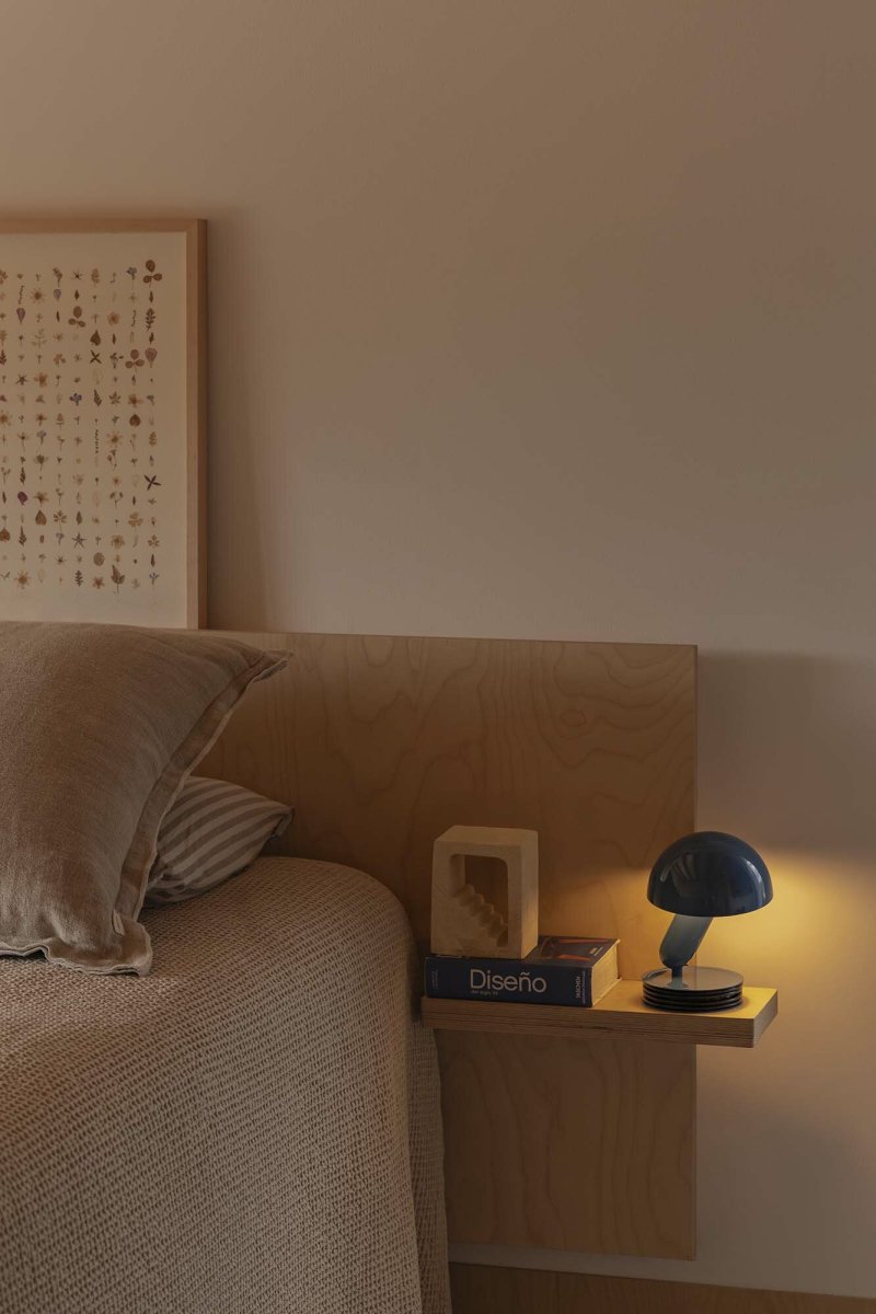 Bela 24cm Blå skrivebordslampe Fra Faro Barcelona - Takket v&aelig;re dens smarte klemmefunktion kan den nemt fastg&oslash;res til hovedg&aelig;rder, hylder eller skriveborde - perfekt til b&aring;de arbejde og afslapning.