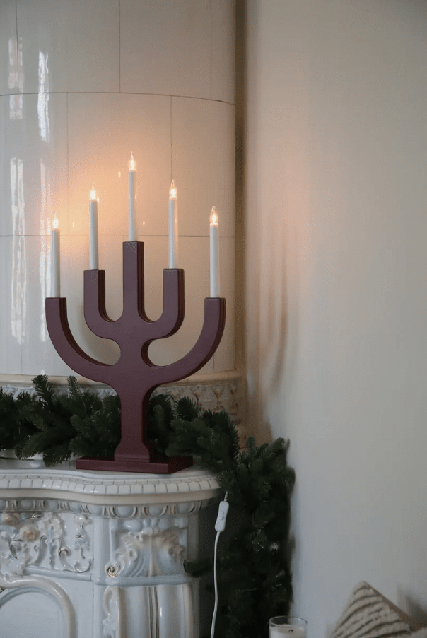 Sapin 5L RØD Fra Markslöjd - Den gener&oslash;se st&oslash;rrelse g&oslash;r den til et dekorativt blikfang, is&aelig;r i st&oslash;rre vinduer, hvor de fem lys spreder en varm og stemningsfuld gl&oslash;d i m&oslash;rke vinteraftener.