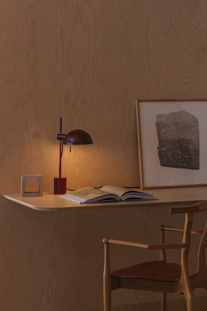 Matilda 43cm Bourgogne skrivebordslampe Fra Faro Barcelona - Matilda er en bordeauxr&oslash;d bordlampe med et rent, geometrisk design, der passer ind i ethvert milj&oslash;.