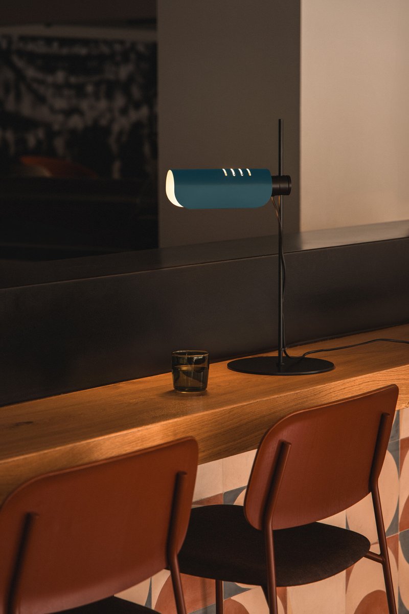 Martinica 53cm Blå skrivebordslampe Fra Faro Barcelona - En lampe, der tør bryde med det strenge og inviterer dig til at lege med lysets udtryk - både i hjem og offentlige miljøer.