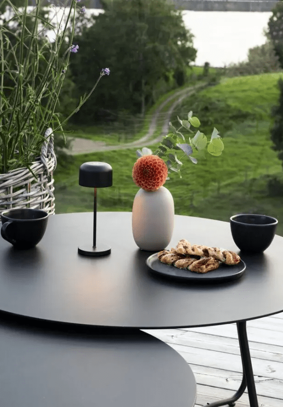 Lille 20cm Sort bærbar Fra Konstsmide - Lampen er udstyret med en berøringsdæmper, så du kan justere lysstyrken og farvetemperaturen fra varmt gult til varmt hvidt lys.