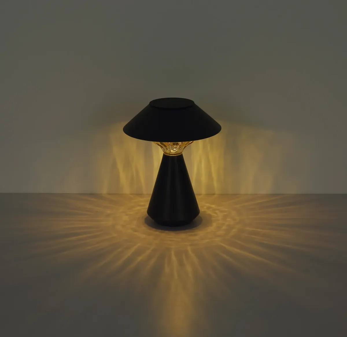 Cup LED Antracit solcellelampe Fra Globo Lighting - Den diskreta designen sm&auml;lter in i alla milj&ouml;er och med IP44-klassning &auml;r den t&aring;lig mot v&auml;der och vind.