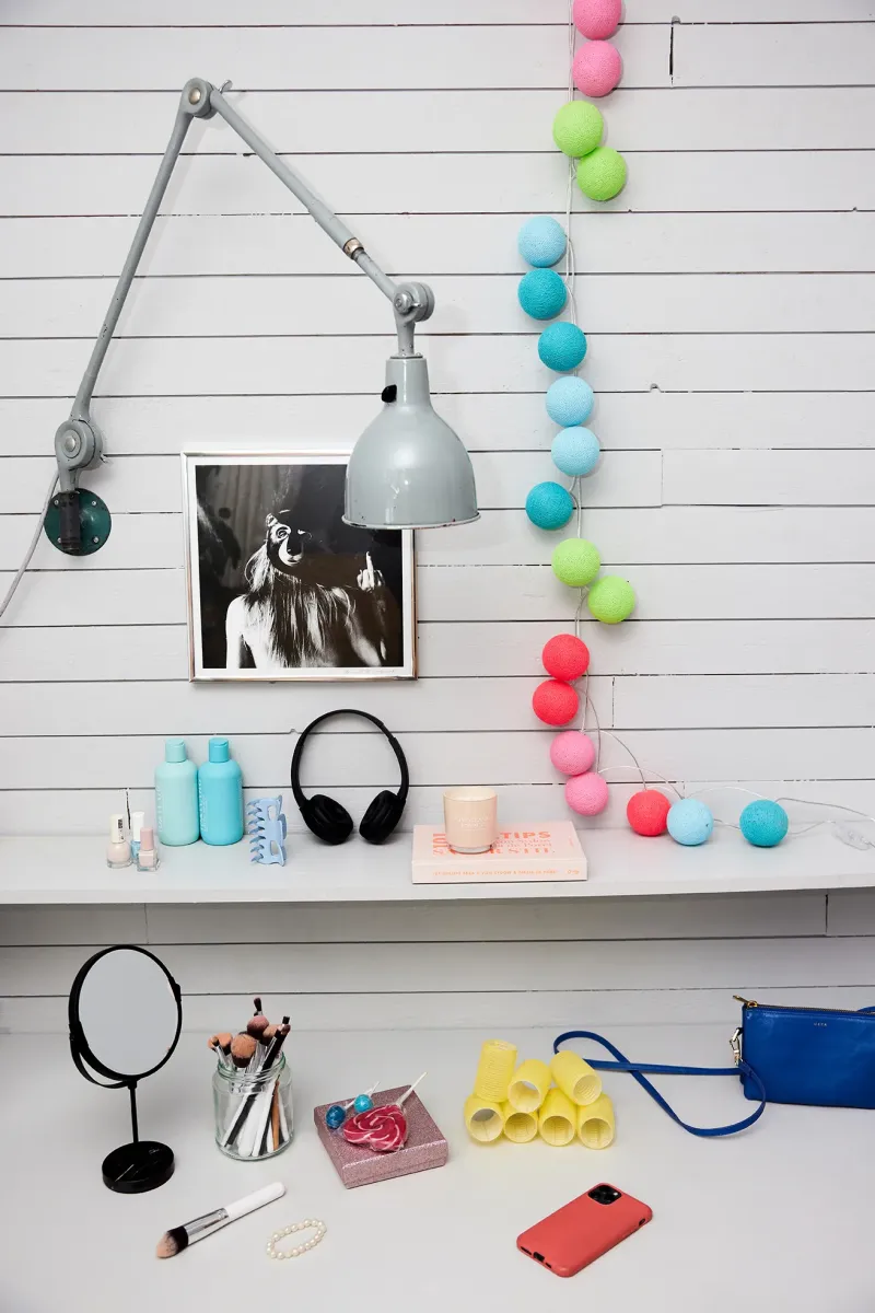 Irislights Neon 20-lights Flerfarvet Fra Irislights - Kuglerne fastg&oslash;res blot over lysk&aelig;dens lys i den &oslash;nskede r&aelig;kkef&oslash;lge og kan derefter bruges som en dekorativ detalje i et vindue eller som stemningsbelysning i en kurv p&aring; b&oslash;rnev&aelig;relset.