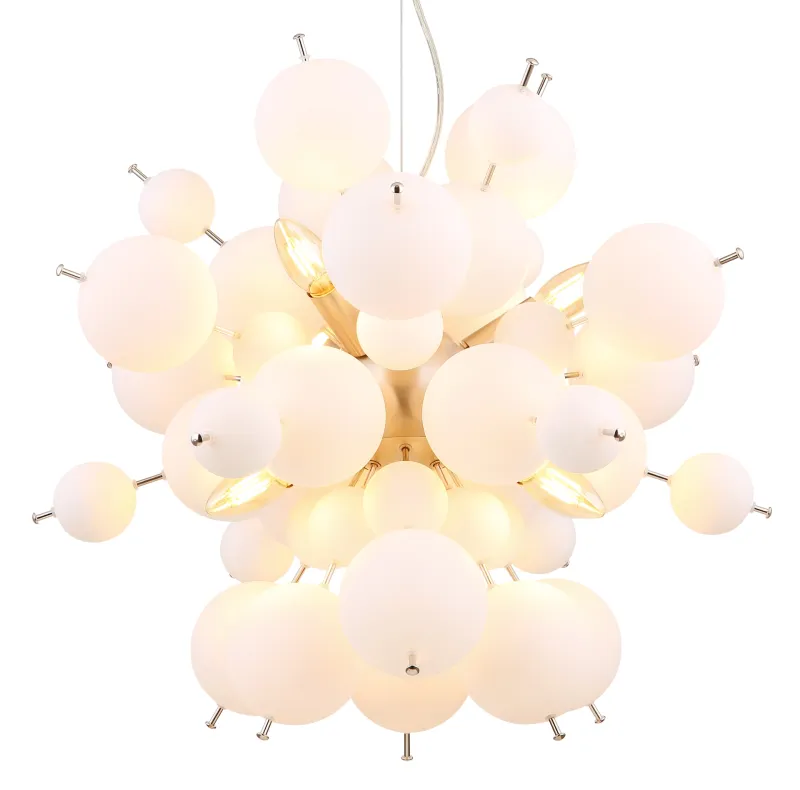 Udo Ø55 Hvid loftslampe Fra Globo Lighting - Dess unika design imponerar med en rund form d&auml;r eleganta metallst&auml;nger sammanl&auml;nkas med dekorativa kulor i olika storlekar.