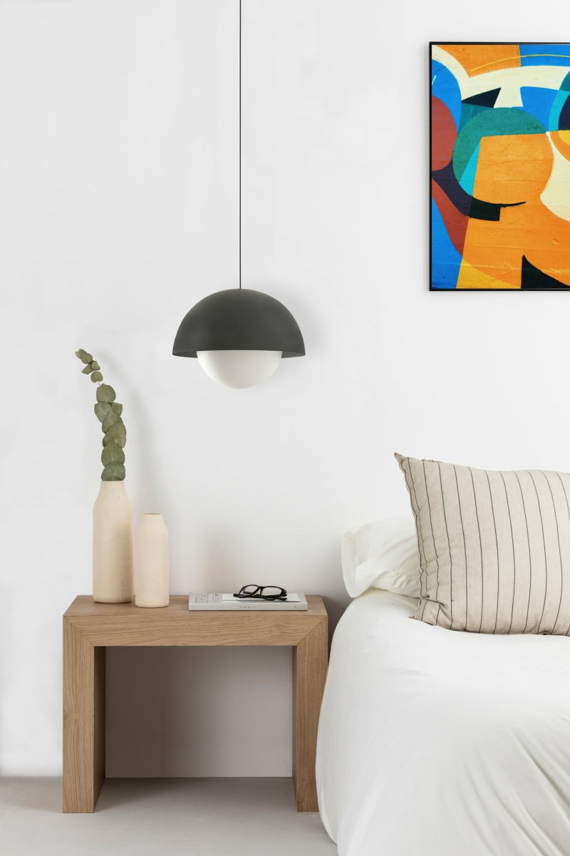 Marisol Ø30 Sort loftslampe Fra Faro Barcelona - Marisol er en stilfuld pendellampe med bl&oslash;de linjer og et minimalistisk retrodesign, der passer ind i alle typer hjem.