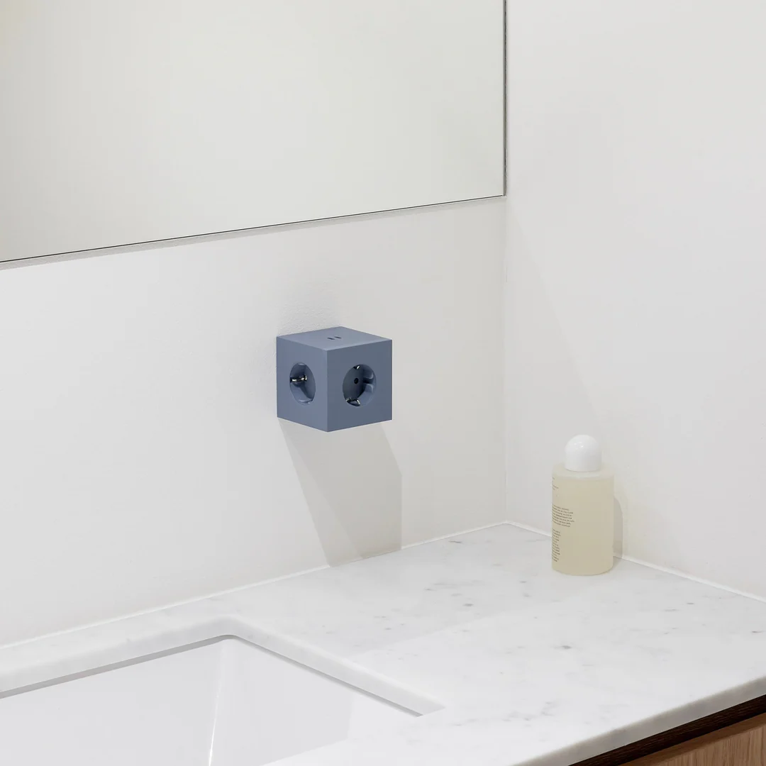 Square 2 Socket extender with 30W Dual USBC Blå Fra Avolt - Stikkontaktforl&aelig;nger fra Avolt i et stilfuldt design med en kube lavet af genbrugsplast og en magnetisk plade i bunden, s&aring; den kan h&aelig;nges p&aring; v&aelig;ggen.