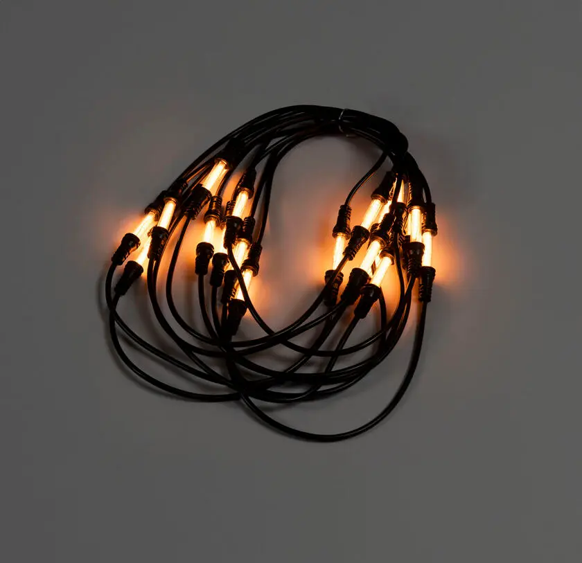 Flagstangslys amber 6m Sort Fra Konstsmide - Flagstangsløkke med 5 sløjfer og 20 lange ravfarvede LED-lys, der giver et varmt, behageligt skær.