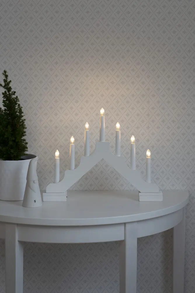 Candelabra 7 Lights Hvid Fra Konstsmide - Den klassiske form med syv lys passer perfekt i b&aring;de sm&aring; og store rum.