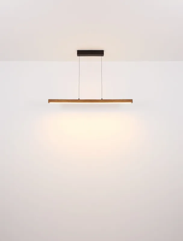 Olivus 115cm Natur loftslampe Fra Globo Lighting - Olivus &auml;r en stilren takpendel i elegant, avl&aring;ng form som kombinerar svart metall med m&ouml;rkbrunt tr&auml; och opalplast f&ouml;r en modern och sofistikerad design.