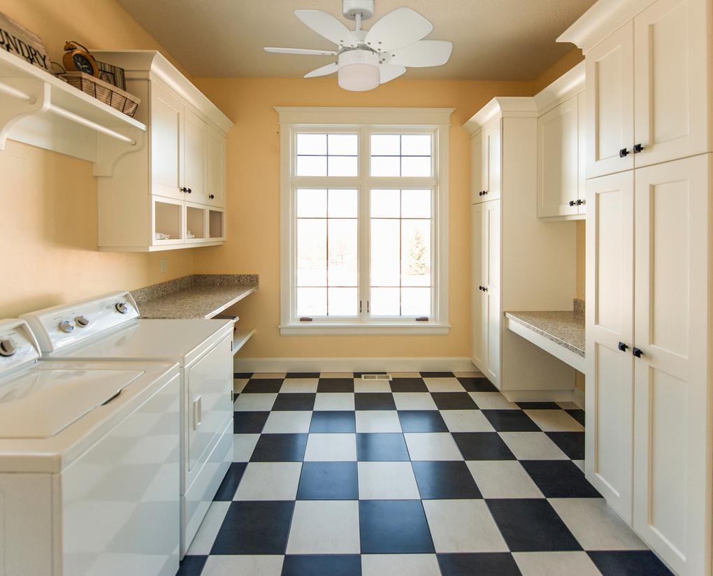 Flora Royale Ø76 Hvid Fra Westinghouse - Med en lydl&oslash;s (44 dB) siliciumst&aring;lmotor og tre hastighedsindstillinger kan du justere komforten efter behov, og omvendt funktion g&oslash;r, at den kan bruges b&aring;de om sommeren til at k&oslash;le og p&aring; om vinteren for at recirkulere varm luft.