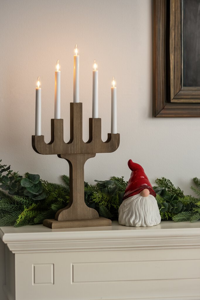 Candelabra 5 Lights Valnød Fra Konstsmide - Med fem lys spreder den et varmt og atmosf&aelig;risk sk&aelig;r, der skaber en hyggelig atmosf&aelig;re i vinterm&aring;nederne.