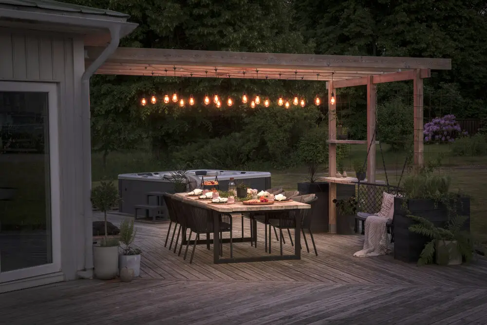 Startpakke Med Lyskæde Amber 10m Sort Fra Konstsmide - Elegant lysk&aelig;de med 10 ravfarvede LED-lamper (E27) &ndash; perfekt til at skabe en hyggelig atmosf&aelig;re ude eller inde.