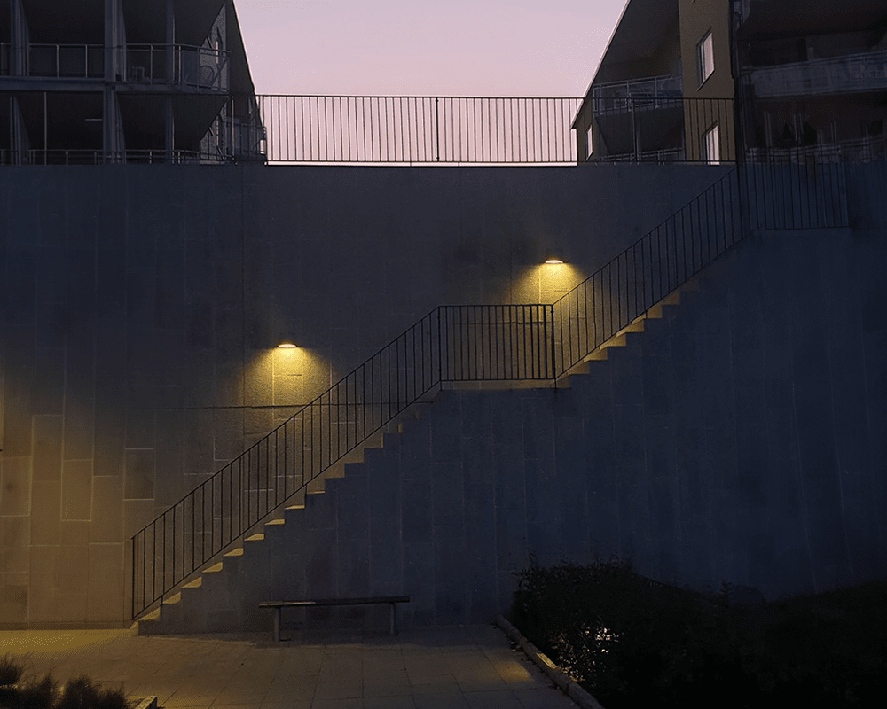 Mini Grå udendørslampe Fra Westal - Bagsiden er udstyret med to ind- og udgange og hurtig tilslutningsterminal, som gør den nem at installere.