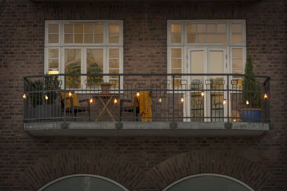 Lyskæde, ravfarvet, 4,5 m Sort Fra Konstsmide - IP44-klassificeret og holdbar nok til b&aring;de indend&oslash;rs og udend&oslash;rs brug.