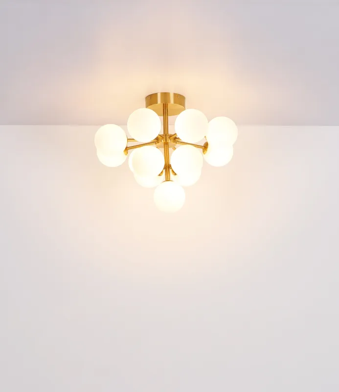 Grappy Ø56 Guld plafond Fra Globo Lighting - Grappy plafond i guldf&auml;rgad metall blir en stilfull och lyxig detalj i varje rum med sin glamor&ouml;sa design och de 13st opalf&auml;rgade glaskulorna.