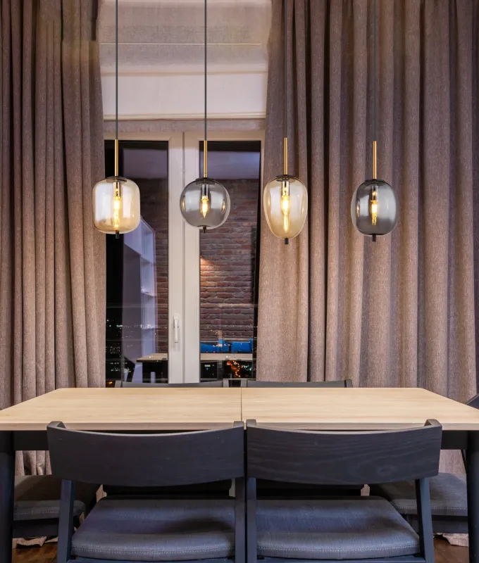 Blacky 110cm Rav loftslampe Fra Globo Lighting - De fyra r&ouml;k- och amberf&auml;rgade glasgloberna i olika former h&auml;nger fr&aring;n en svart, rektangul&auml;r takplatta och kan justeras upp till 120 cm fr&aring;n taket.