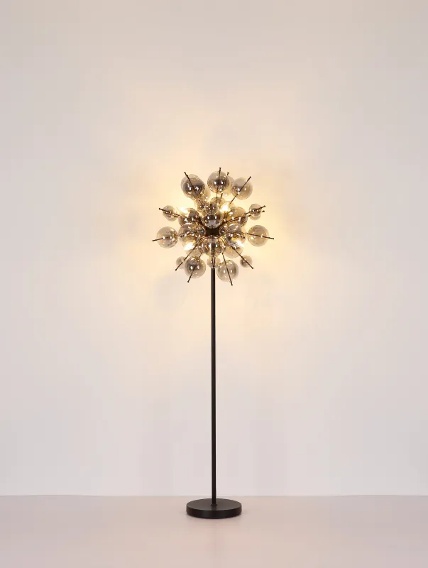 Udo Røgfarvet gulvlampe Fra Globo Lighting - Ge ditt hem en modern och extravagant touch med Udo golvlampa &ndash; en perfekt kombination av design, funktion och atmosf&auml;riskt ljus.