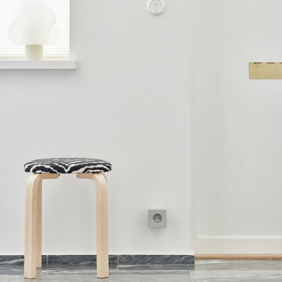 Square 2 Socket extender with 30W Dual USBC Grå Fra Avolt - Stikkontaktforl&aelig;nger fra Avolt i et stilfuldt design med en kube lavet af genbrugsplast og en magnetisk plade i bunden, s&aring; den kan h&aelig;nges p&aring; v&aelig;ggen.