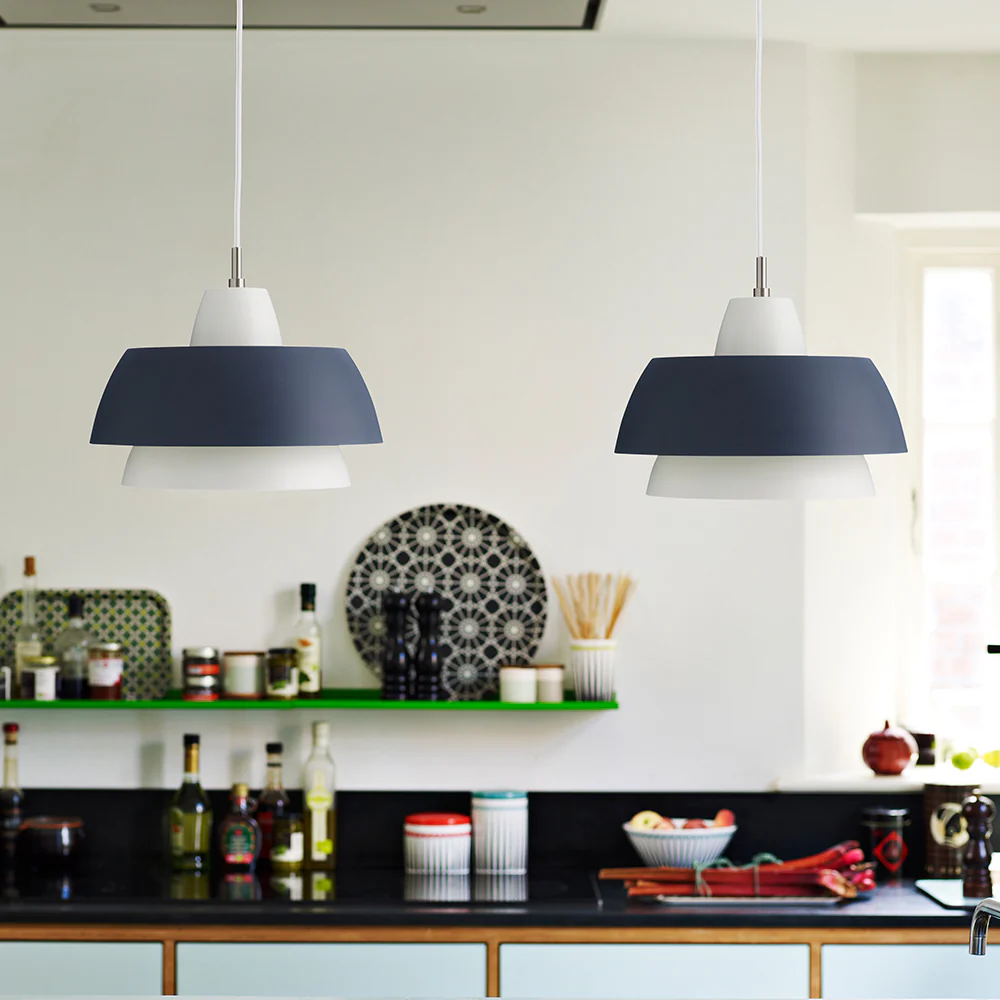 Trio Ø28 Mørkegrå loftslampe Fra Superliving - I en smuk kombination med de tre sk&aelig;rme giver Trio pendlen dig en moderne lampe, som du kan bruge over dit spise- eller k&oslash;kkenbord.