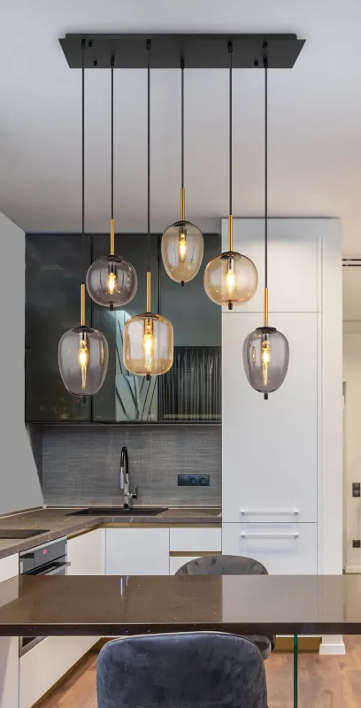 Blacky 80cm Rav loftslampe Fra Globo Lighting - De sex r&ouml;k- och amberf&auml;rgade glasgloberna i olika former h&auml;nger fr&aring;n en svart, rektangul&auml;r takplatta och kan justeras upp till 120 cm fr&aring;n taket.