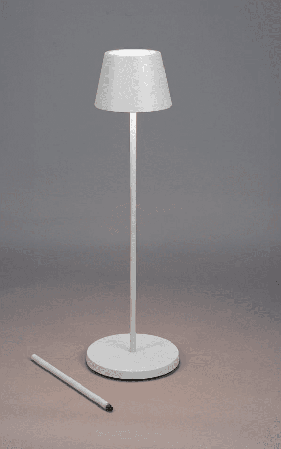 Pomezia 124cm Hvid bærbar Fra Konstsmide - Højden er justerbar mellem 53 og 124 cm, så du kan også bruge den som høj bordlampe.