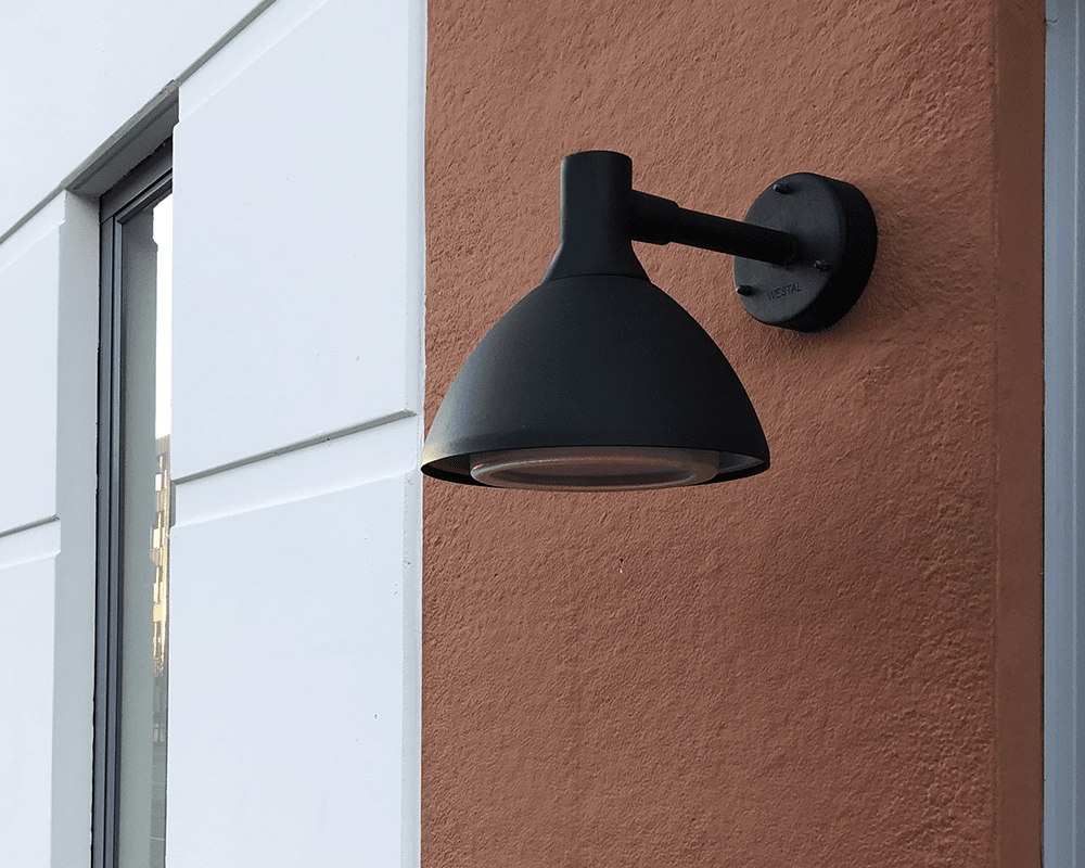 Ark Mini Sort udendørslampe Fra Westal - Bagsiden er udstyret med to ind- og udgange og hurtig tilslutningsterminal.