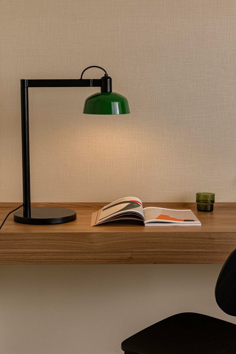 Tatawin 58cm Grøn skrivebordslampe Fra Faro Barcelona - Tatawin er en bordlampe med en sort struktur og en gr&oslash;n metalsk&aelig;rm, der giver et rettet, fokuseret lys.
