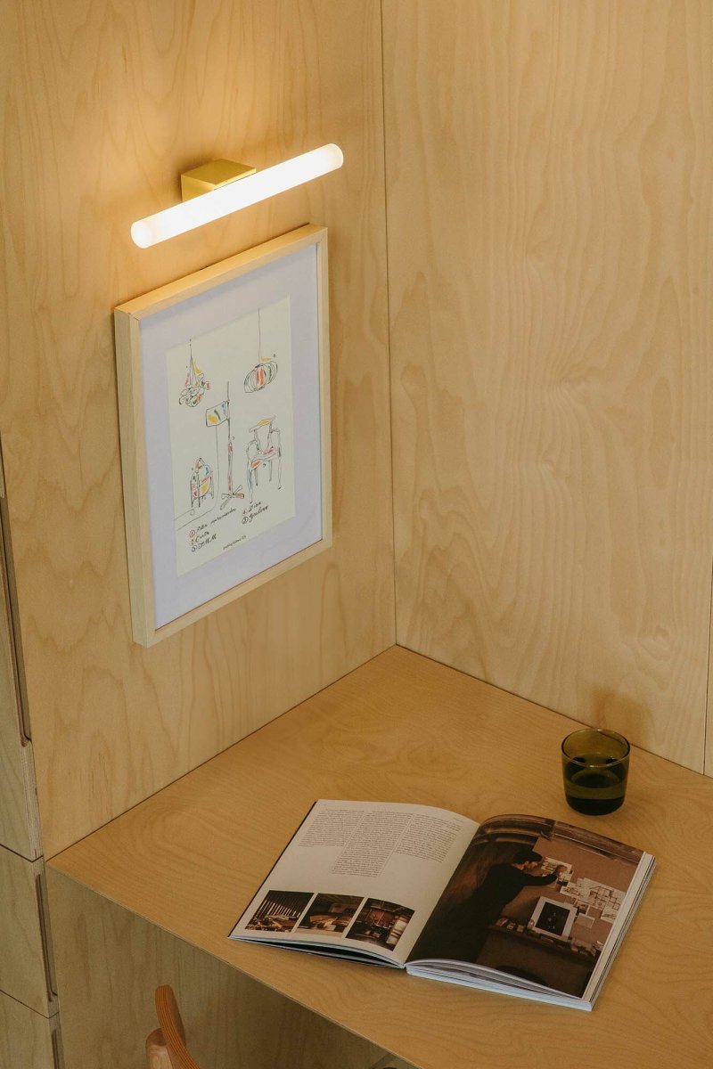 Calma 30cm Gul badeværelseslampe Fra Faro Barcelona - Calma er en v&aelig;glampe i gul finish, perfekt til generel belysning i f.