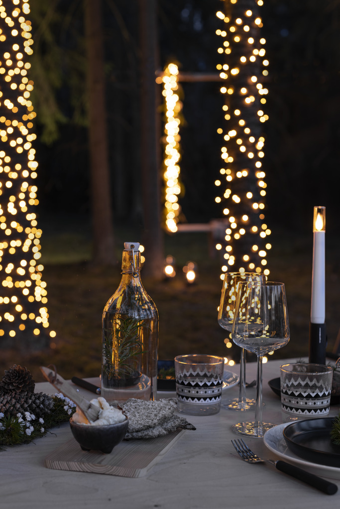 Lyskæde amber 24m Sort Fra Konstsmide - Skab en magisk atmosf&aelig;re med denne lysk&aelig;de med 240 ravfarvede LED-lys.