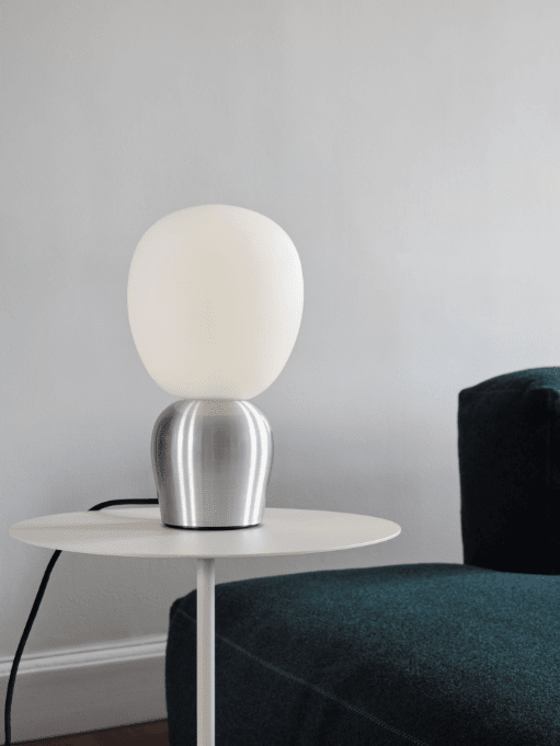 Buddy 34cm Poleret aluminium bordlampe Fra Belid - Med sin j&aelig;vne gl&oslash;d og sofistikerede design bliver Buddy en naturlig del af hjemmet, en ledsager, der spreder lys og karakter i generationer fremover.