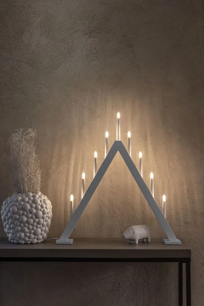 Candelabra 9 Lights Grå Fra Konstsmide - Den klassiske pyramideform er kombineret med et minimalistisk design, hvilket g&oslash;r den til en perfekt indretningsdetalje i b&aring;de traditionelle og moderne hjem.