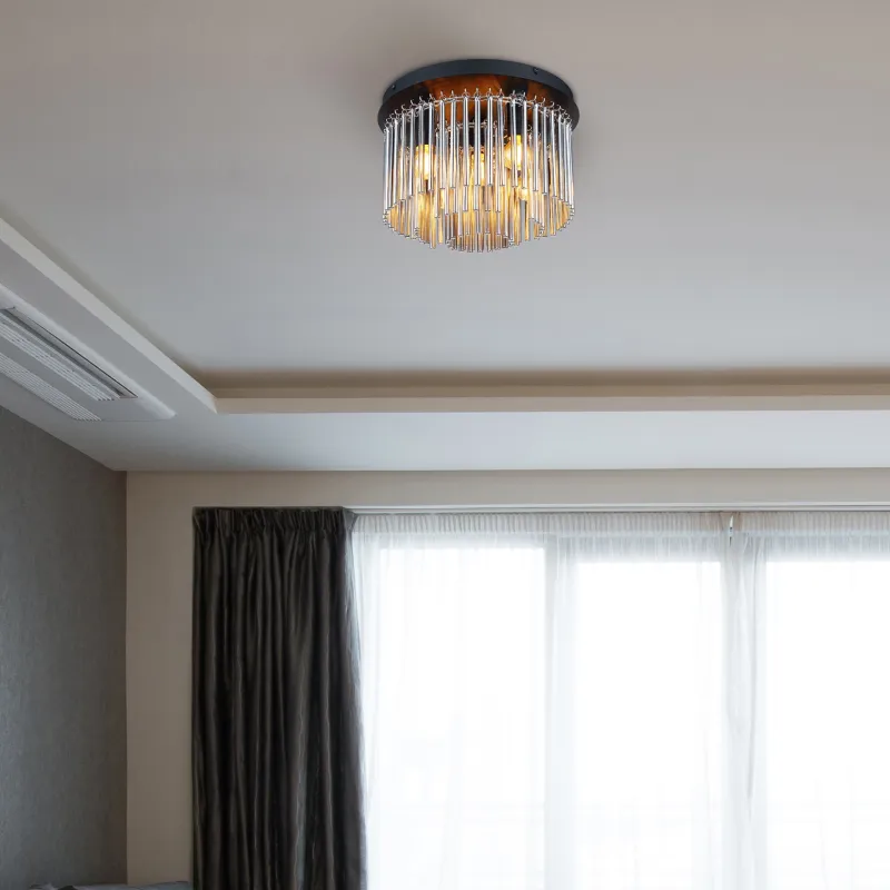 Gorley Ø32 Røgfarvet plafond Fra Globo Lighting - Dess design imponerar med en stilfull kombination av mattsvart metall, gl&auml;nsande krom och r&ouml;kf&auml;rgade glasstavar.
