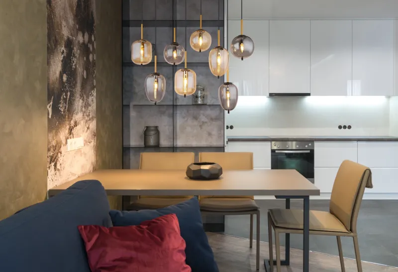 Blacky 102cm Rav loftslampe Fra Globo Lighting - De &aring;tta r&ouml;k- och amberf&auml;rgade glasgloberna i olika former h&auml;nger fr&aring;n en svart, rektangul&auml;r takplatta och kan justeras upp till 120 cm fr&aring;n taket.