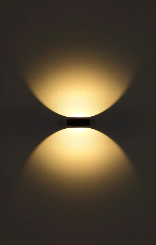 Slice Sort udendørslampe Fra Globo Lighting - Med sin halvcirkelformade design i matt svart aluminium ger den ett elegant intryck samtidigt som den &auml;r v&auml;dert&aring;lig.