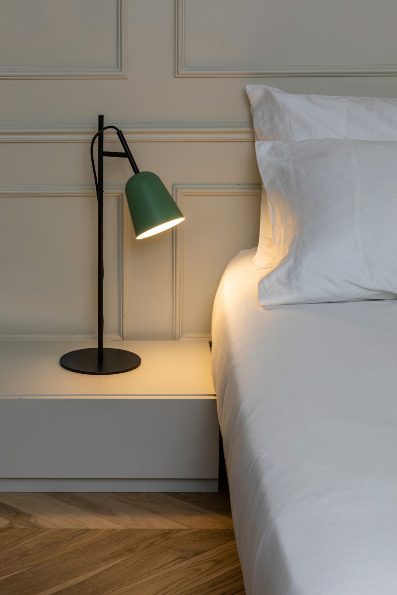 Studio 55cm Grøn skrivebordslampe Fra Faro Barcelona - Studio er en elegant bordlampe designet af Nahtrang - inspireret af ikonisk design fra 1950'erne, fortolket med moderne enkelhed.