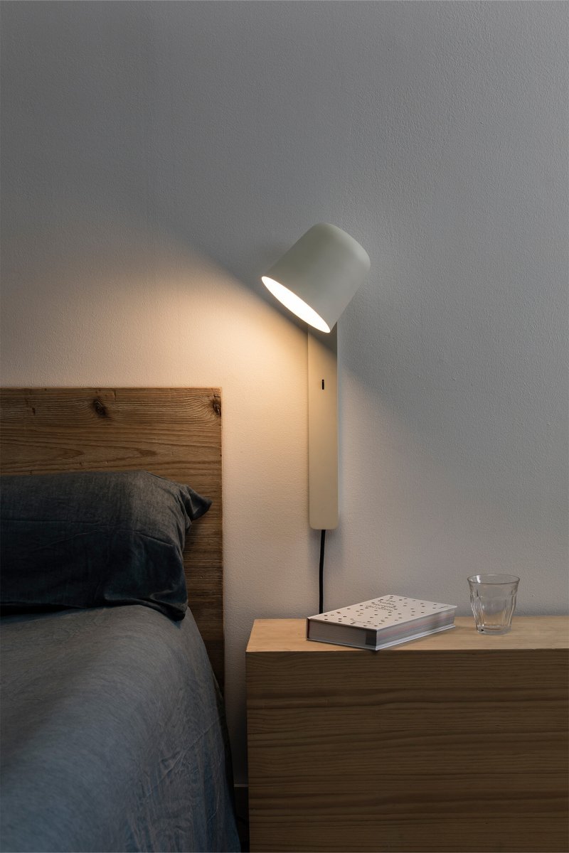 Tila 46cm Hvid læselampe Fra Faro Barcelona - Den hvide st&aring;lstruktur i nordisk stil rummer ikke kun en fuldt justerbar lyskilde, men fungerer ogs&aring; som en praktisk hylde til en bog eller et magasin.