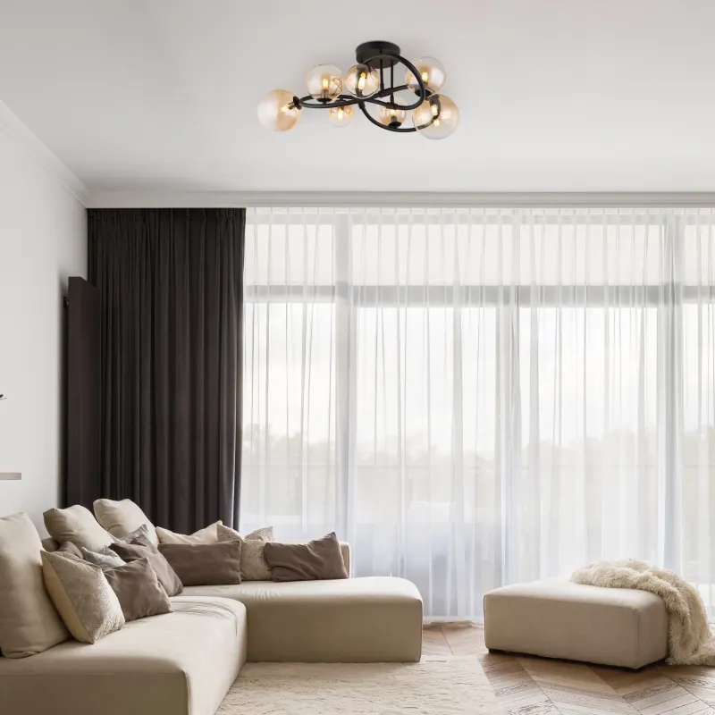 Tuberius Ø62 Rav plafond Fra Globo Lighting - Lampan &auml;r tillverkad av mattsvart metall och &auml;r smyckad med 7st glas i en&nbsp;mjuk b&auml;rnstensf&auml;rgad ton, vilket skapar en st&auml;mningsfull ljusspridning.