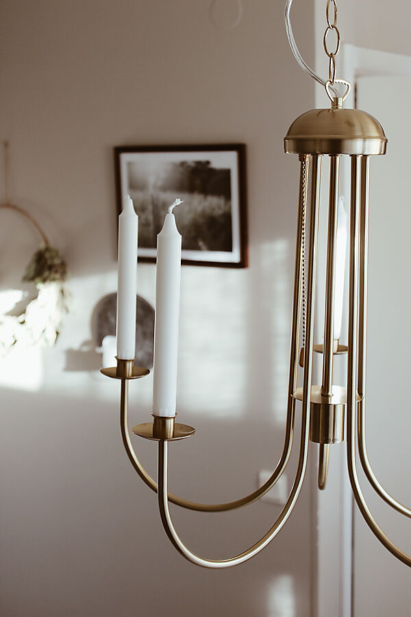 Jubilee Ø55 Mat messing loftslampe Fra Aneta Lighting - Med sine fem messing lysestager og stilfulde detaljer er den perfekt til at skabe en sofistikeret atmosfære i spisestuen eller stuen.
