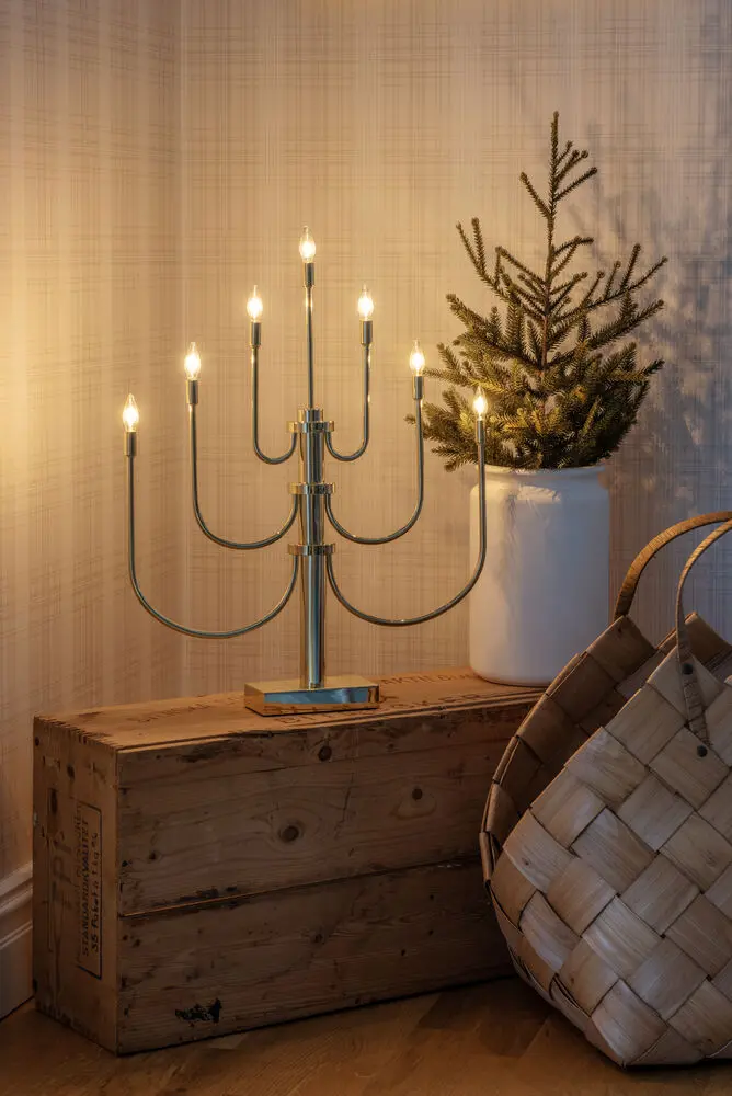 Candelabra 7 Lights Messing Fra Konstsmide - Det elegante, klassiske design med syv lys og smukt buede arme giver en luksuri&oslash;s f&oslash;lelse til dit hjem.