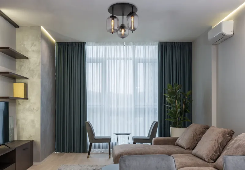 Blacky Ø46 Sort plafond Fra Globo Lighting - Lampan &auml;r utrustad med 3st r&ouml;kf&auml;rgade glaskupor i olika former, som h&auml;nger fr&aring;n taket p&aring; mattsvarta st&auml;nger f&auml;sta vid en matchande bas.