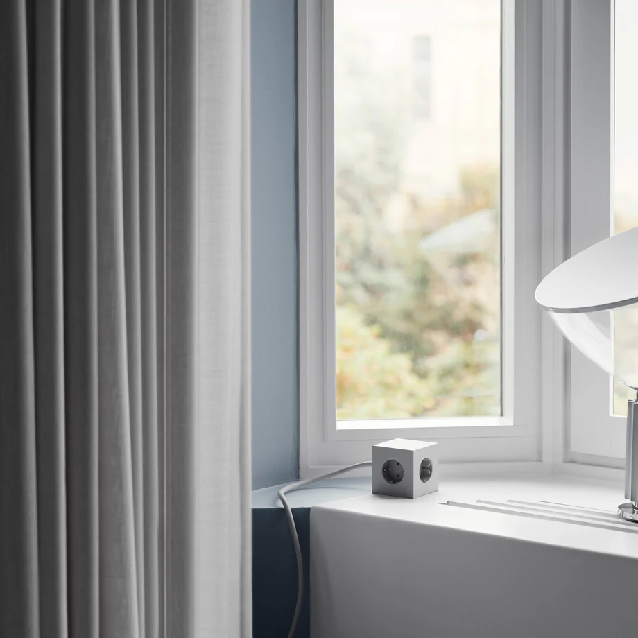 Square 1 with 30W Dual USBC & Magnetic base, 3m Grå Fra Avolt - Str&oslash;mskinne fra Avolt med et stilfuldt design med en lang PVC-ledning, en terning lavet af genbrugsplast og en magnetisk plade i bunden, s&aring; den kan h&aelig;nges p&aring; v&aelig;ggen.