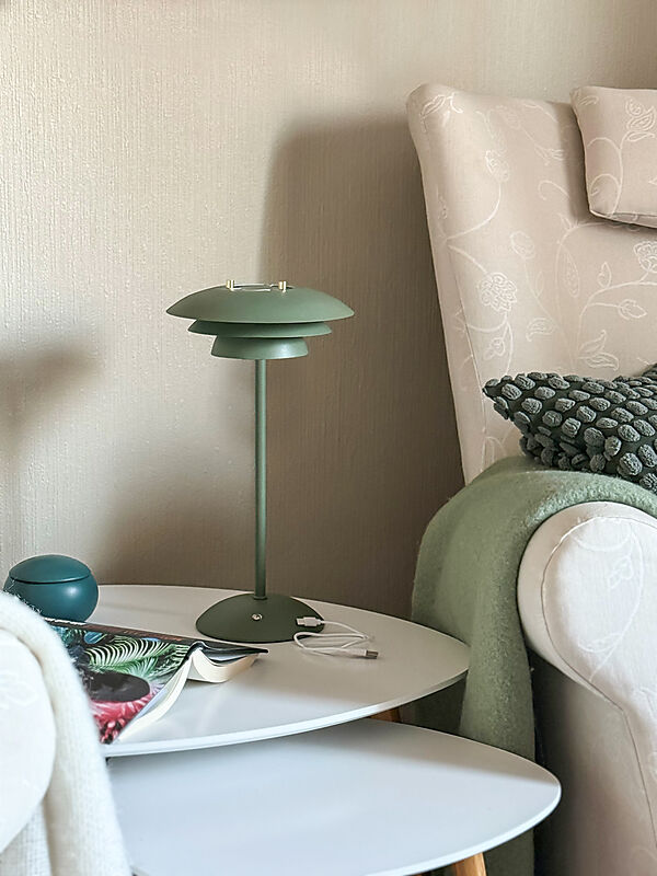 Epsilon 37cm Grøn bærbar Fra Aneta Lighting - Epsilon er en elegant, b&aelig;rbar bordlampe til indend&oslash;rs brug med et tidl&oslash;st design og en touch-d&aelig;mper diskret placeret p&aring; basen.