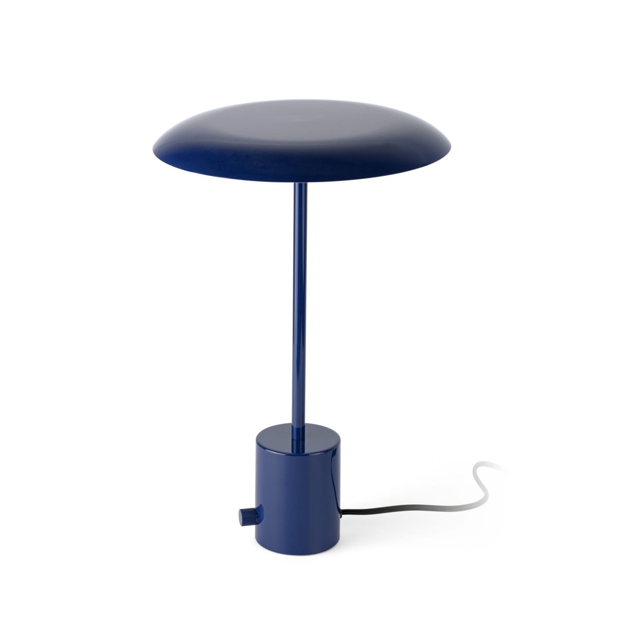 Hoshi 40cm Blå bordlampe Fra Faro Barcelona - Hoshi er en designerlampe med en slank silhuet, stabil base og integreret LED (12W, 2700K), der giver et varmt og behageligt lys.