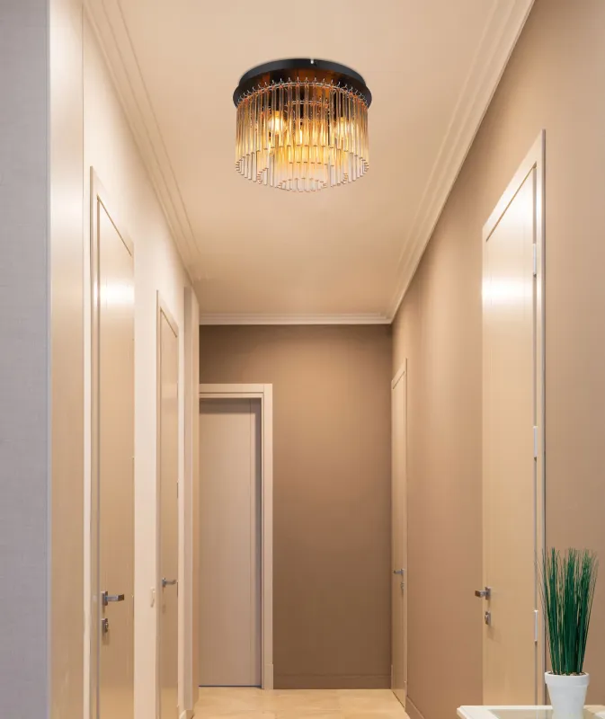 Gorley Ø32 Rav plafond Fra Globo Lighting - Dess design imponerar med en stilfull kombination av mattsvart metall och dekorativa stavar i klart och amberf&auml;rgat glas.