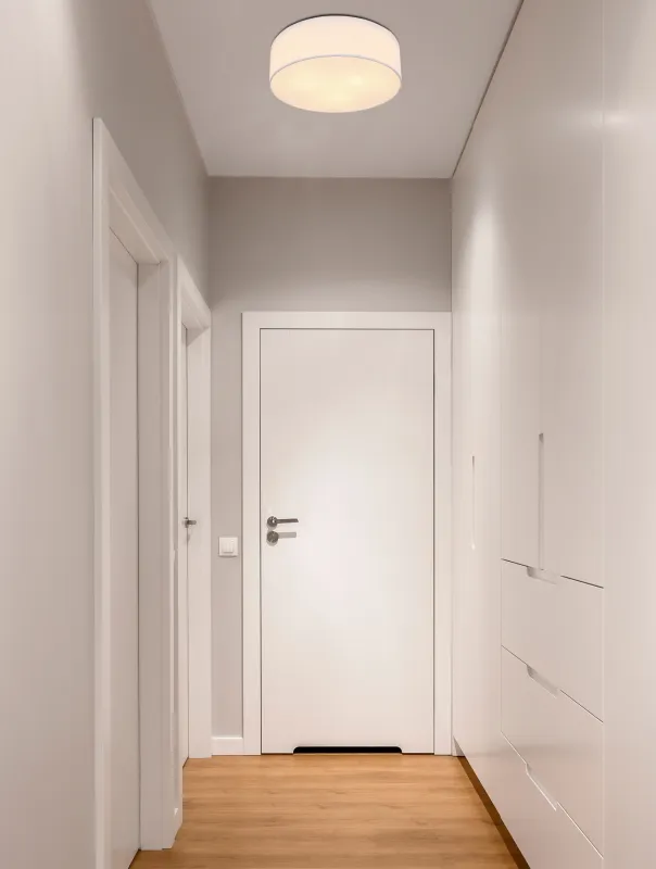 Ava Ø44 Hvid plafond Fra Globo Lighting - Den vackra sk&auml;rmen kl&auml;dd i vackert sandf&auml;rgat textil, vilket g&ouml;r lampan l&auml;tt att kombinera med olika inredningsstilar.