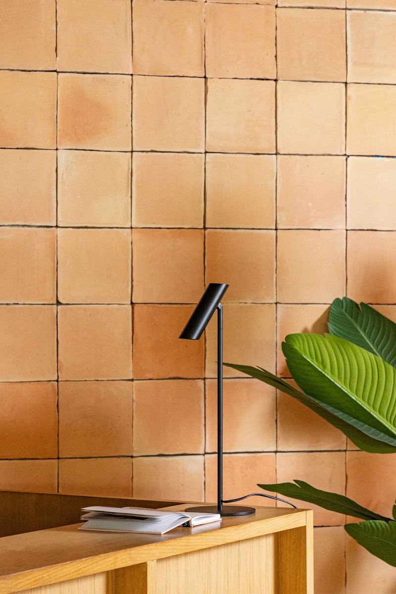 Leo 48cm Sort skrivebordslampe Fra Faro Barcelona - Leo er en sort bordlampe med integreret LED, der kombinerer alsidighed med moderne design.